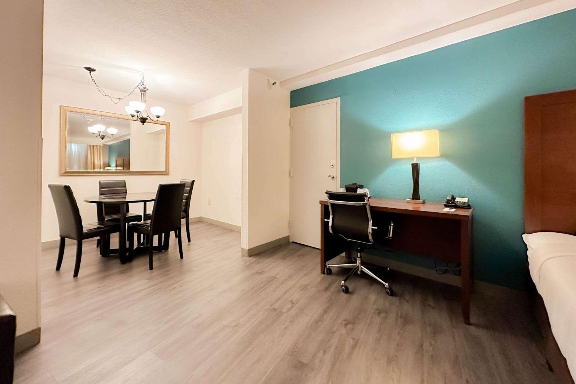 Comfort Inn & Suites Kissimmee By The Parks Four Corners Экстерьер фото